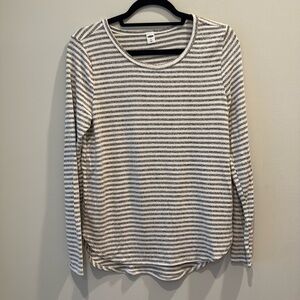 Old Navy - Women's long sleeve shirt / sweater. Size Medium.